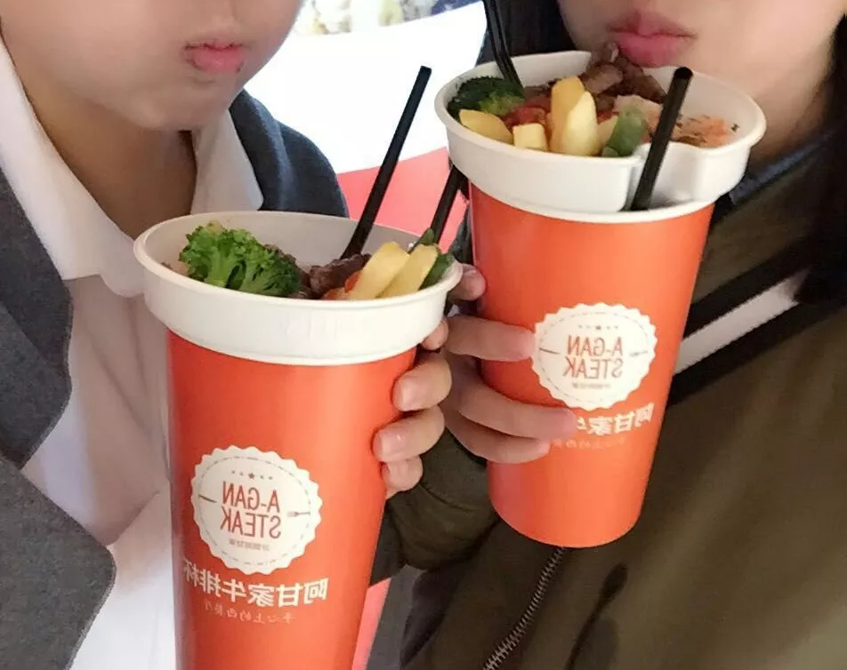 為什么你不看好的“牛排杯”項(xiàng)目，這家11平小店卻可以日營(yíng)過萬(wàn)？