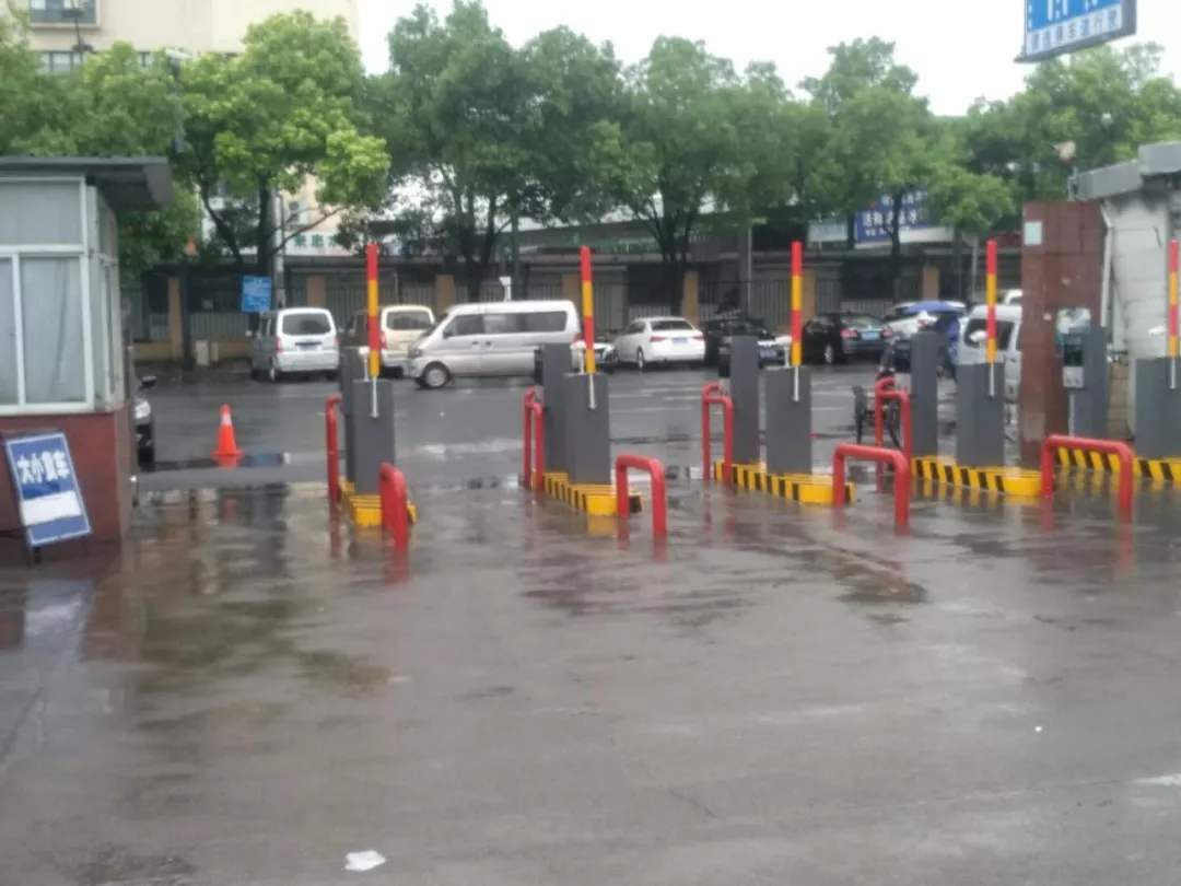 杭州凍品市場商戶群體抗議：三輪車進(jìn)市場，每次還要10元“買路錢”！