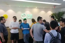 美菜網(wǎng)總部遭包圍，十余名縣域加盟商拉橫幅：還我血汗錢