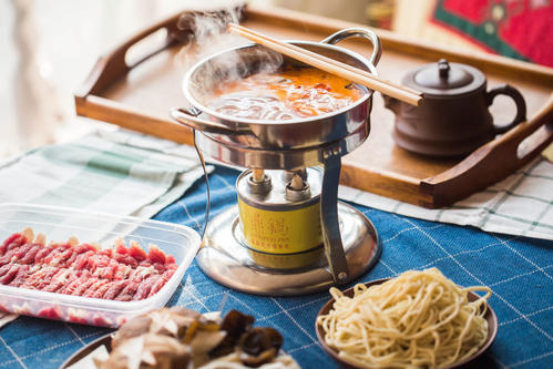  熊貓豆腐、臭豆腐漢堡、咸蛋黃蝦丸…火鍋季，這些新品吸睛又熱賣