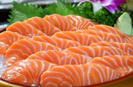 三文魚是怎么游進(jìn)新發(fā)地的？一塊“染毒”案板，撬開它背后的產(chǎn)業(yè)鏈