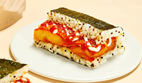 奧爾良雞肉搭配三色藜麥，這樣創(chuàng)新的大塊飯團(tuán)才可以大賣