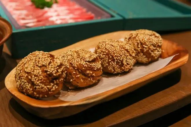 福成、思念等相繼上馬，京味兒麻醬燒餅?zāi)芊裣胥~鍋涮一樣圈粉？