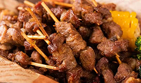 食尚是個(gè)輪回？迷你肉串走紅，東方甄選、大莊園、大希地、皓月等集體“擼小串”